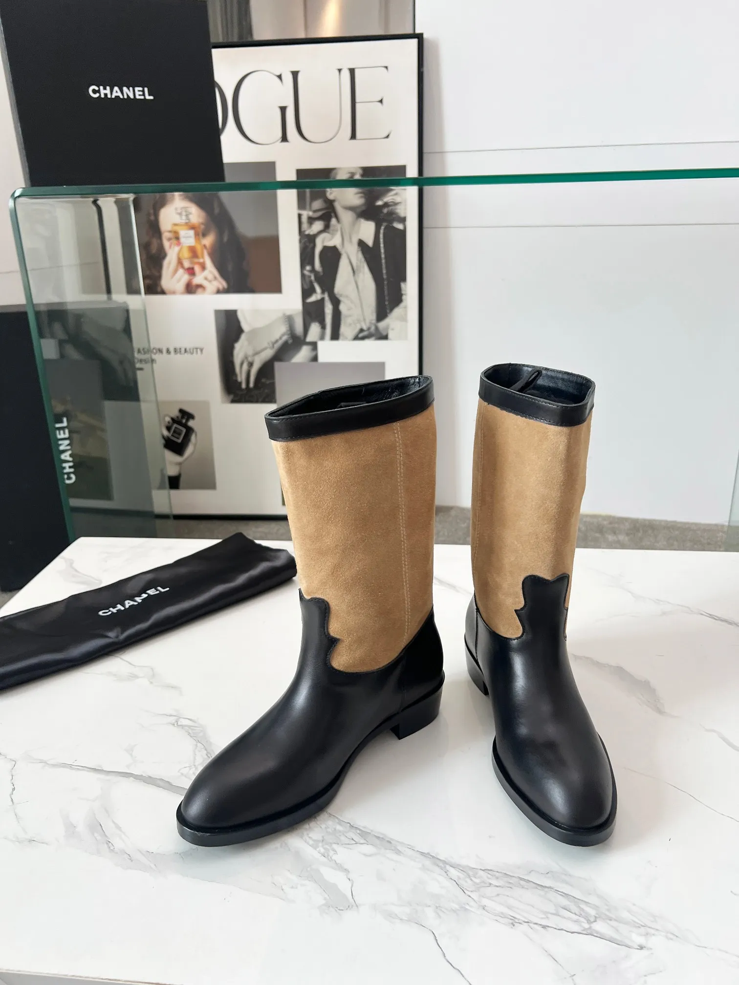👟👟Ex-factory price 680👟👟 Top quality🔥Chanel 25 autumn and winter small fragrant suede color-blocked knight mid-high boots! Retro style boots Western cowboy boots! Unique western boot design with smooth curves and irregular edges like free lines in the wilderness! With a casual and free flavor. Let every step be uninhibited and refined! Whether it is paired with smart suit pants to create a cool urban style, or matched with an elegant dress to create a strong and soft aesthetic. Or pair it with jeans to create an authentic western style! The upper is made of first-layer cowhide stitched with suede. The inner lining is water-dyed cowhide. Number of yards: 35-40 (41 is custom-made and cannot be returned or exchanged). Comes with original packaging.